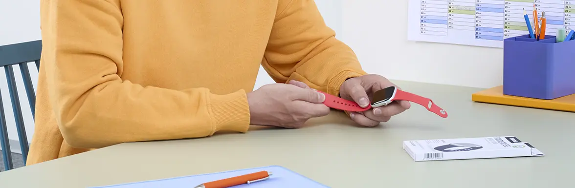 Eine Person hält die Apple-Watch in der Hand.